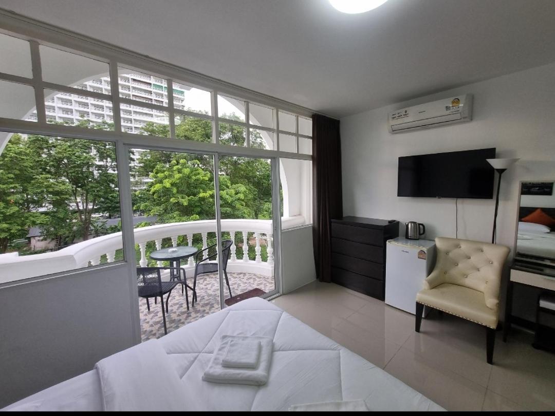 Dorothys Hotel Pattaya Exterior photo